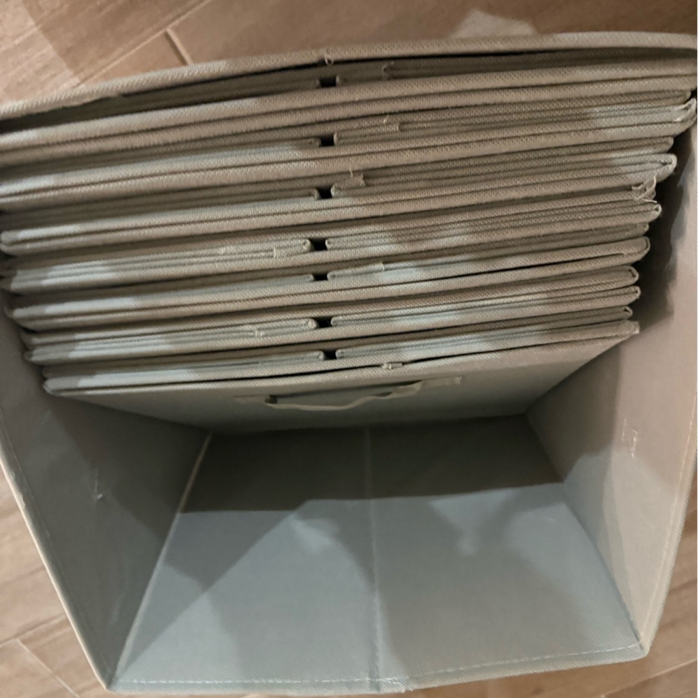 Storage cubes foldable with insert base